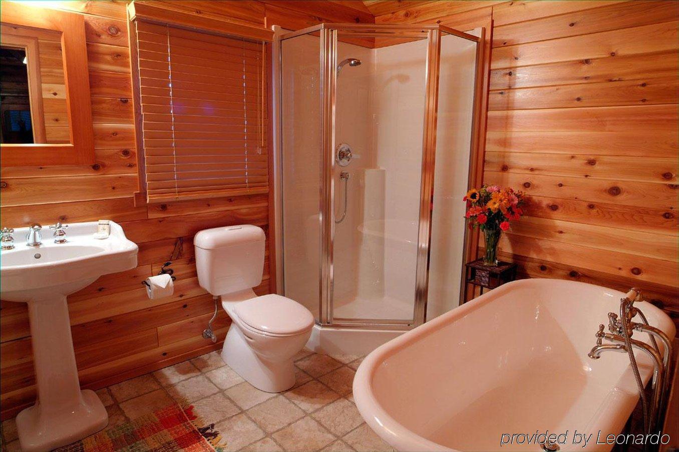 Paradise Lodge And Bungalows Lake Louise Room photo
