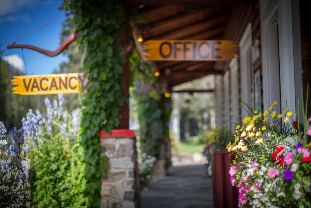 Paradise Lodge And Bungalows Lake Louise Exterior photo